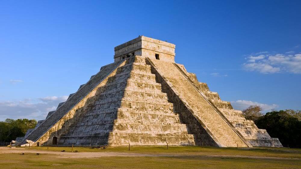 Pirámide de Chichén Itza durante equinoccio