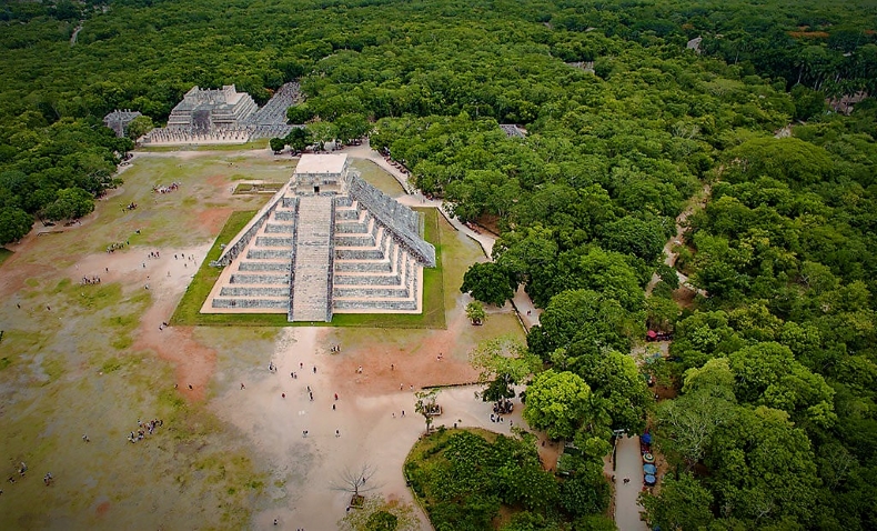 Chichen Itza tour by plane is a new experience to discover the Maya City.