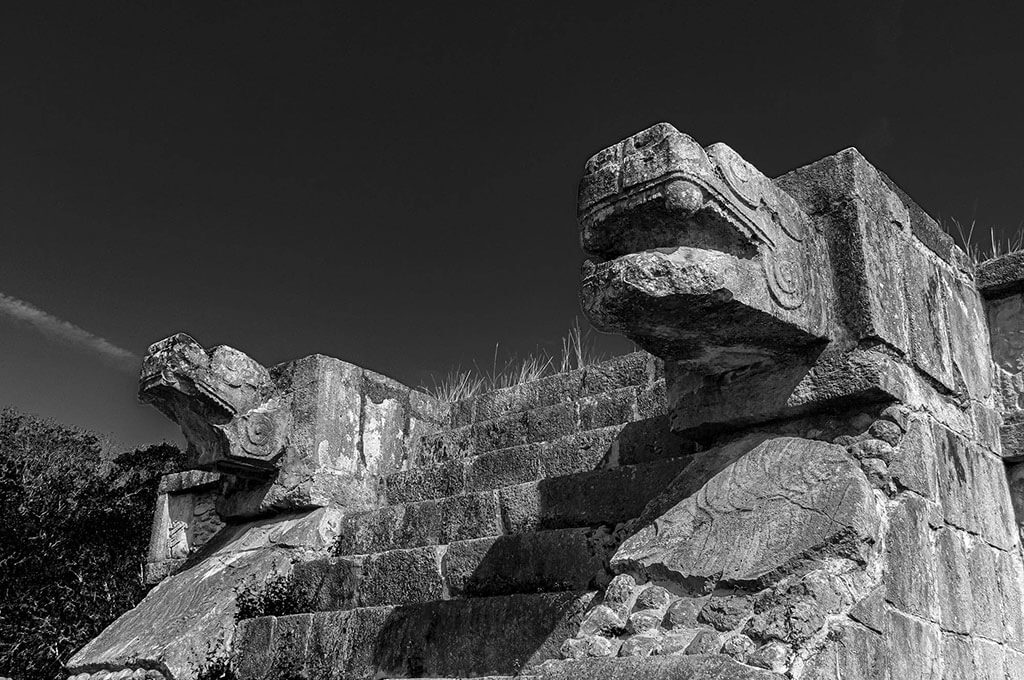 Platform of the eagles and jaguars