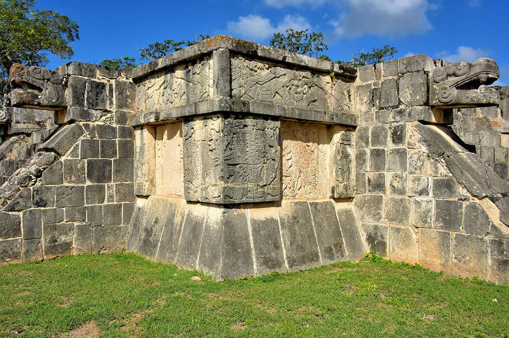 Platform of the eagles and jaguars